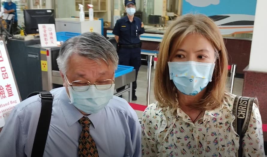 石木欽委任代理人廖芳萱律師(右)出庭表示,法律允許石木欽不到庭。