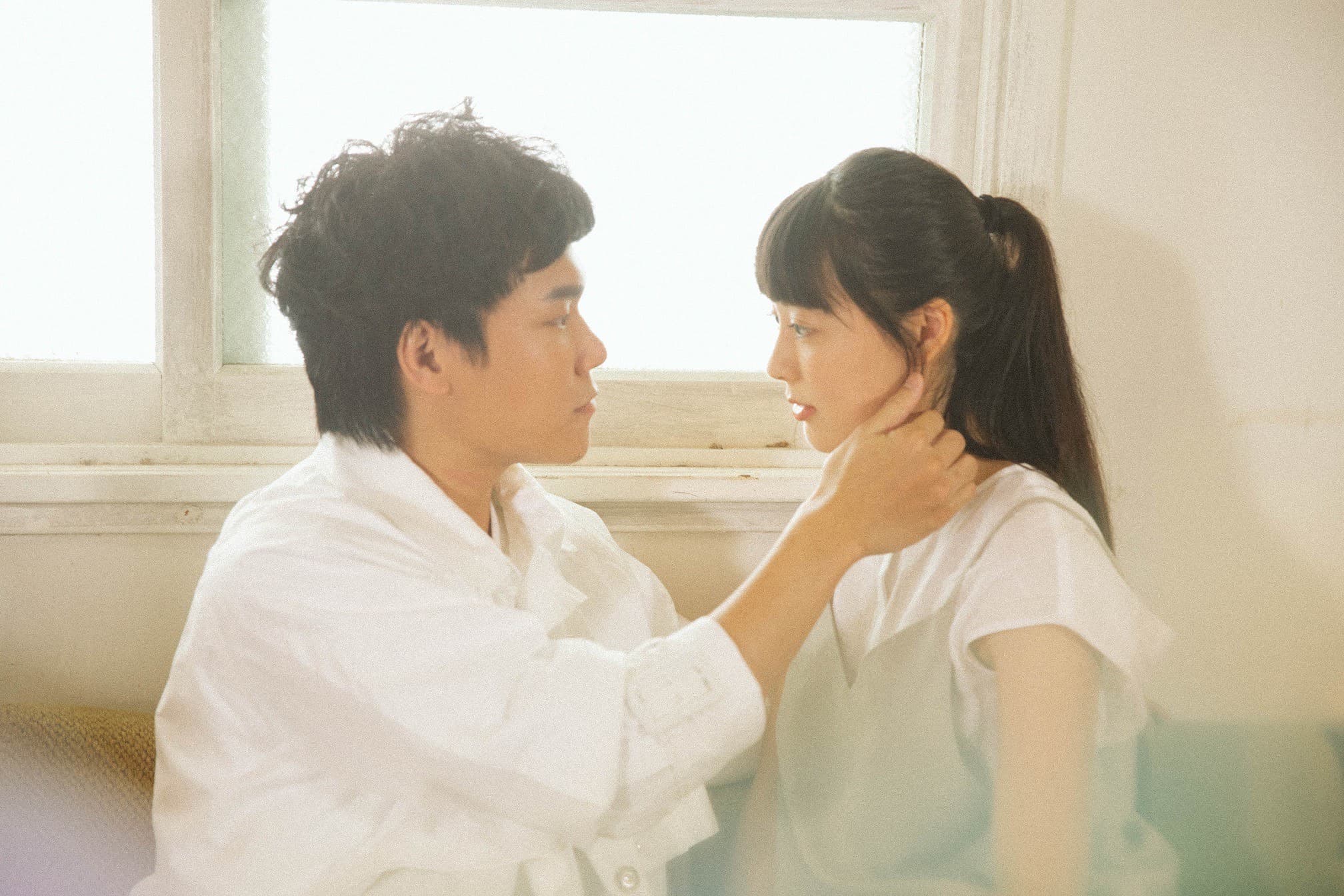 在〈愛,存在〉MV中,蔡明仁獻出演戲處男秀,第一次與初次見面的女主角牽手、摟抱。(一切好 音樂工作室提供)