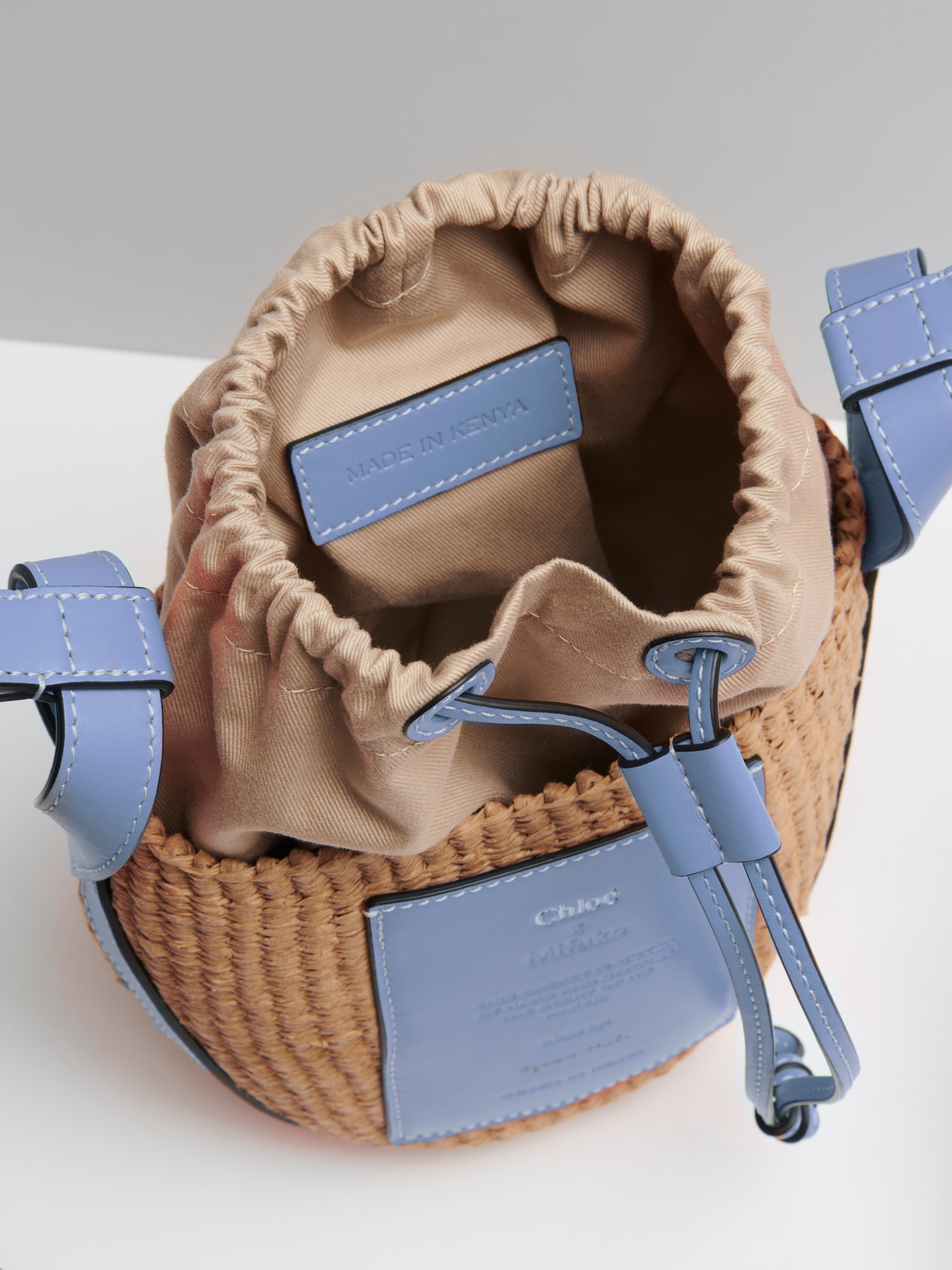 Chloé Basket柔和藍國際公平貿易組織合作編織水桶包。NT$25,100(Chloé提供)