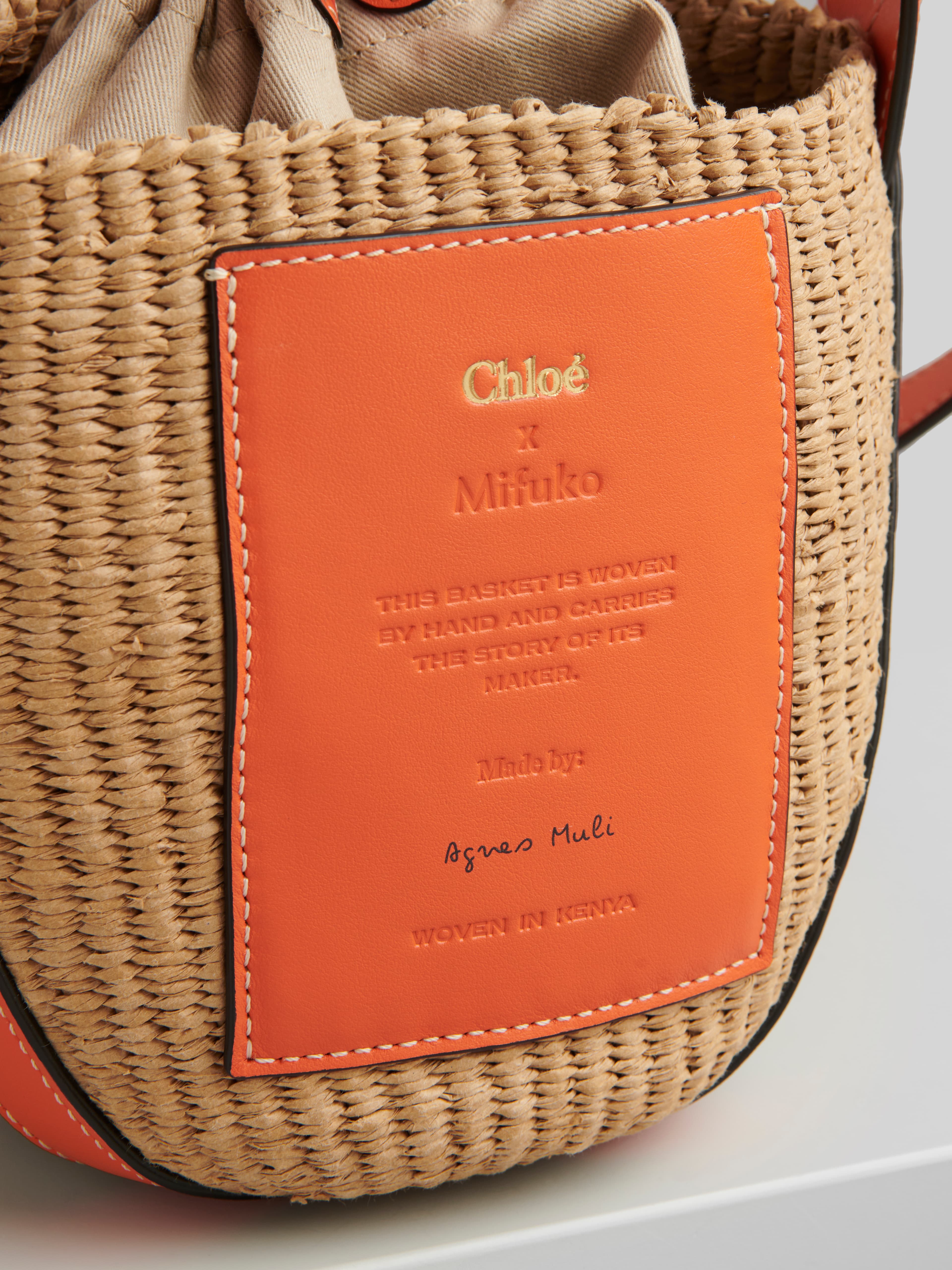 Chloé Basket閃耀橘國際公平貿易組織合作編織水桶包。NT$25,100(Chloé提供)