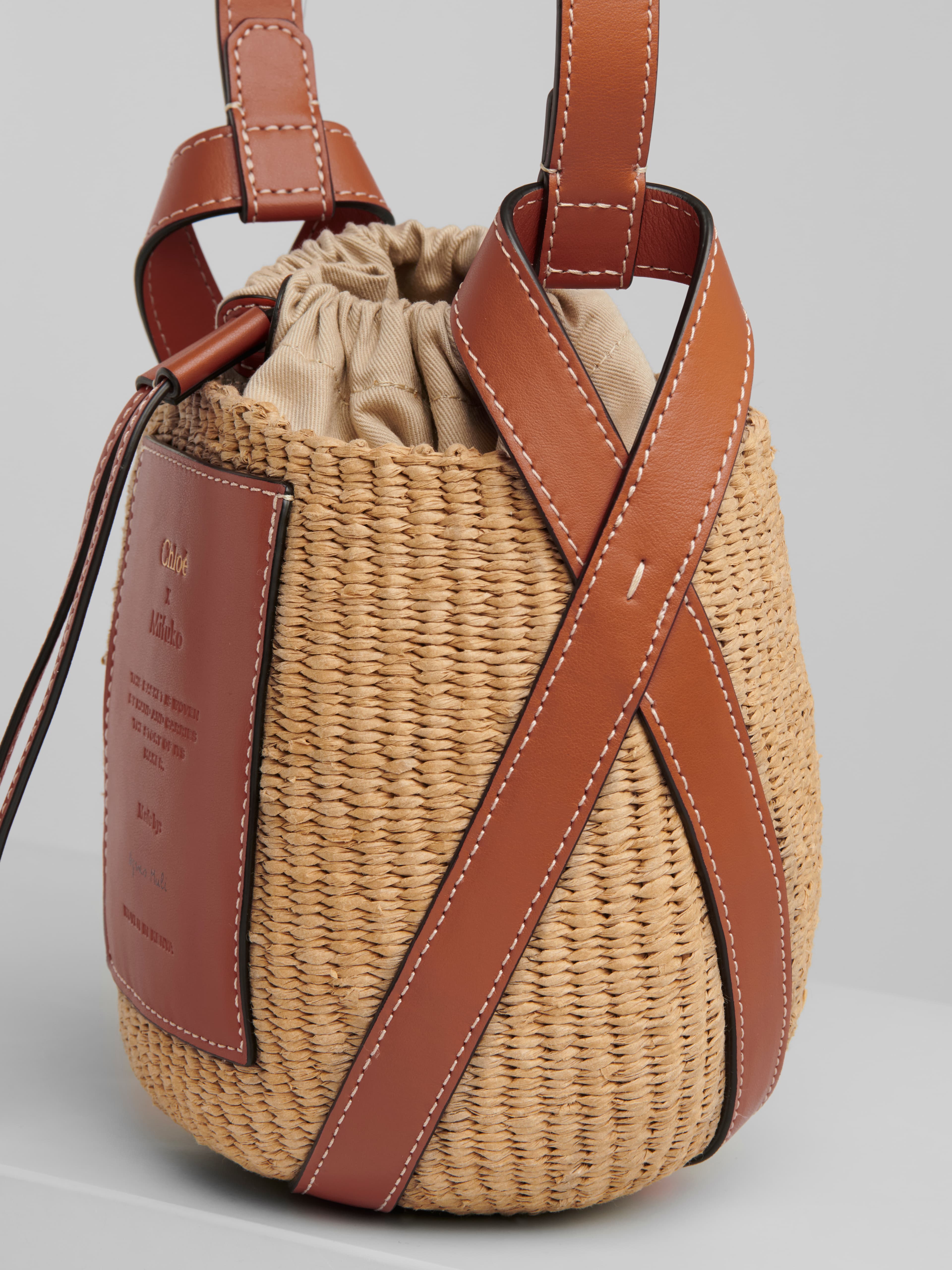 Chloé Basket國際公平貿易組織合作編織水桶包。NT$25,100(Chloé提供)