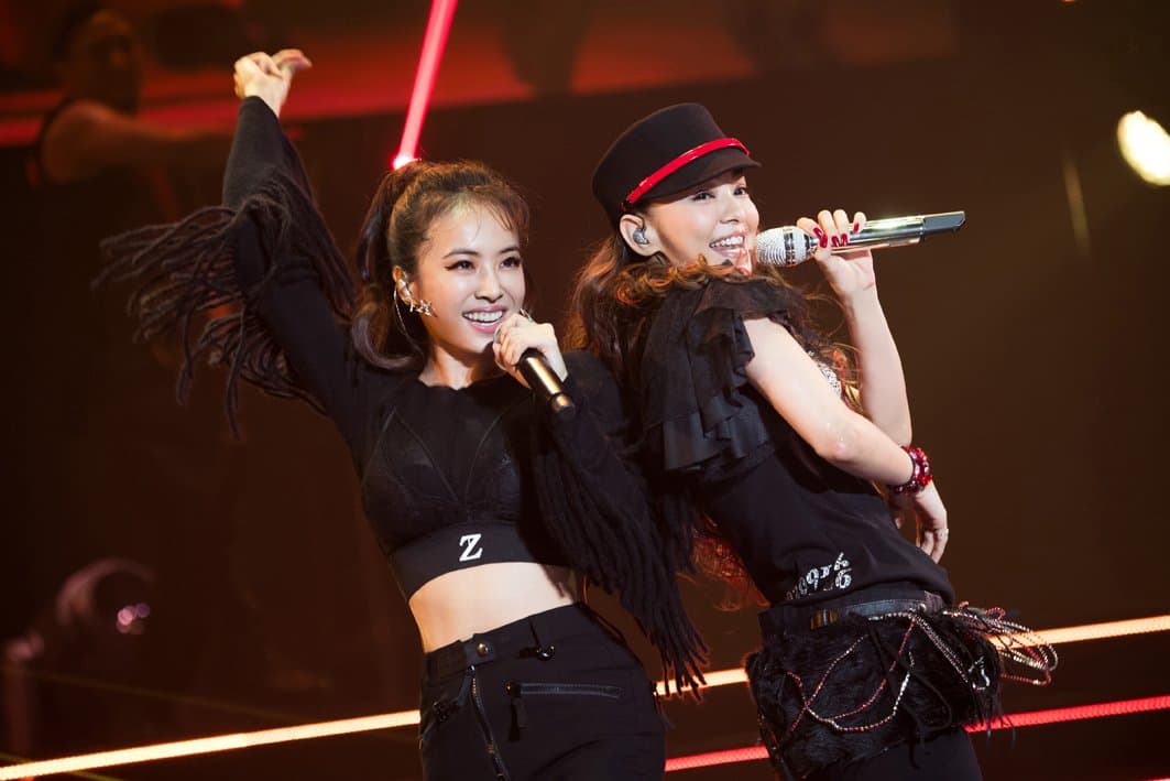 安室奈美惠（右）3年前在引退前一晚舉辦花火大會的前夜祭小型演出，蔡依林也特地飛往日本力挺。（翻攝自hulu）