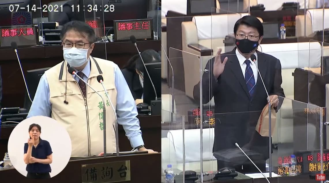 謝龍介質詢時當場拿出100萬元現金要捐給台南市政府，表示希望拋磚引玉幫助弱勢孩童。（翻攝自台南市議會YouTube）