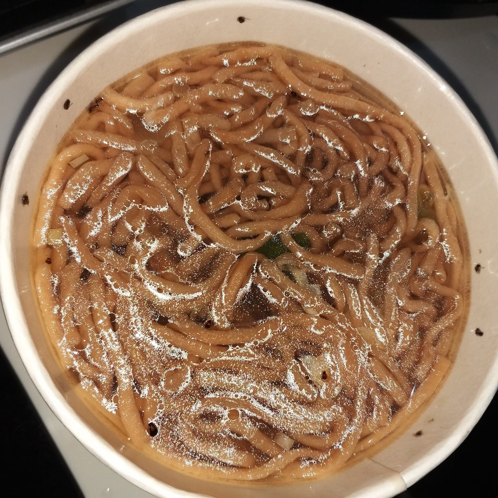 湯麵裡多隻蟑螂的恐怖畫面讓網友看了也直呼噁心。(翻攝自臉書社團「爆料公社」)