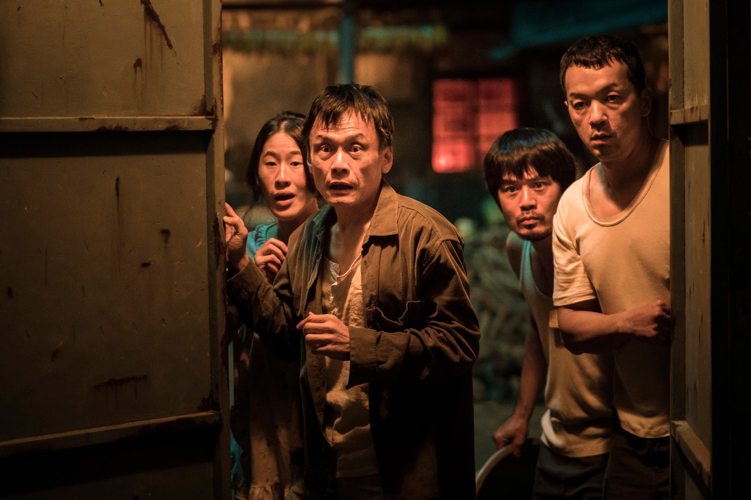 陳以文(左2)稱讚一群年輕演員常排戲到半夜,對表演傳達出極致熱情,令他很感動。(良人行影業提供)