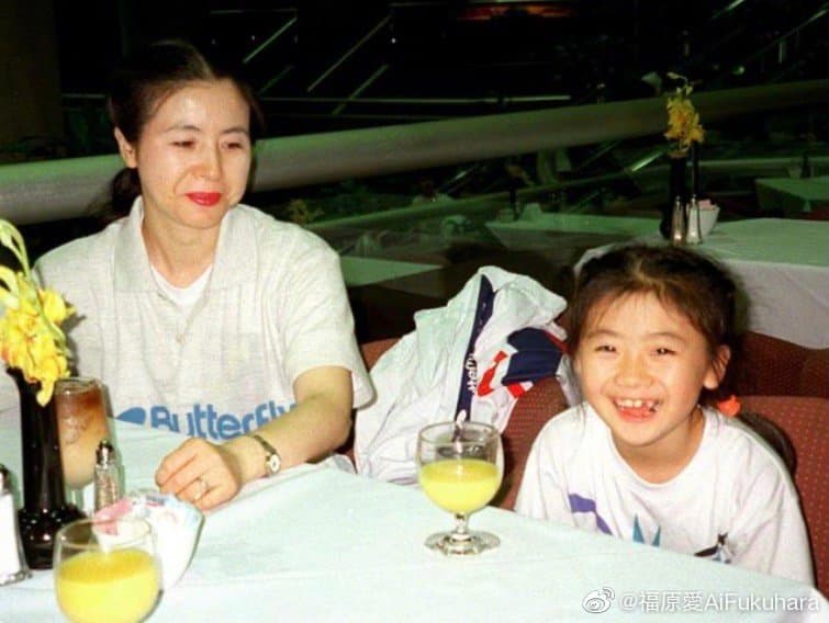 福原愛自小就接受桌球選手母親千代(左)的嚴格訓練。(翻攝自福原愛微博)
