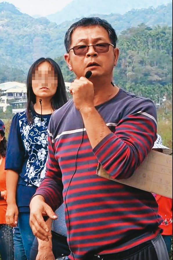 頭社村前村長黃順昱(右)因破壞縣府設置的圍欄,遭判拘役30天。(讀者提供)