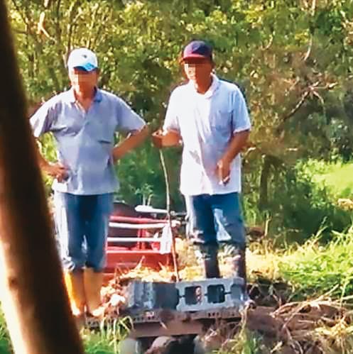 黃順昱雇工破壞水門,被村民拍照存證,他竟辯稱經縣府核准。(讀者提供)