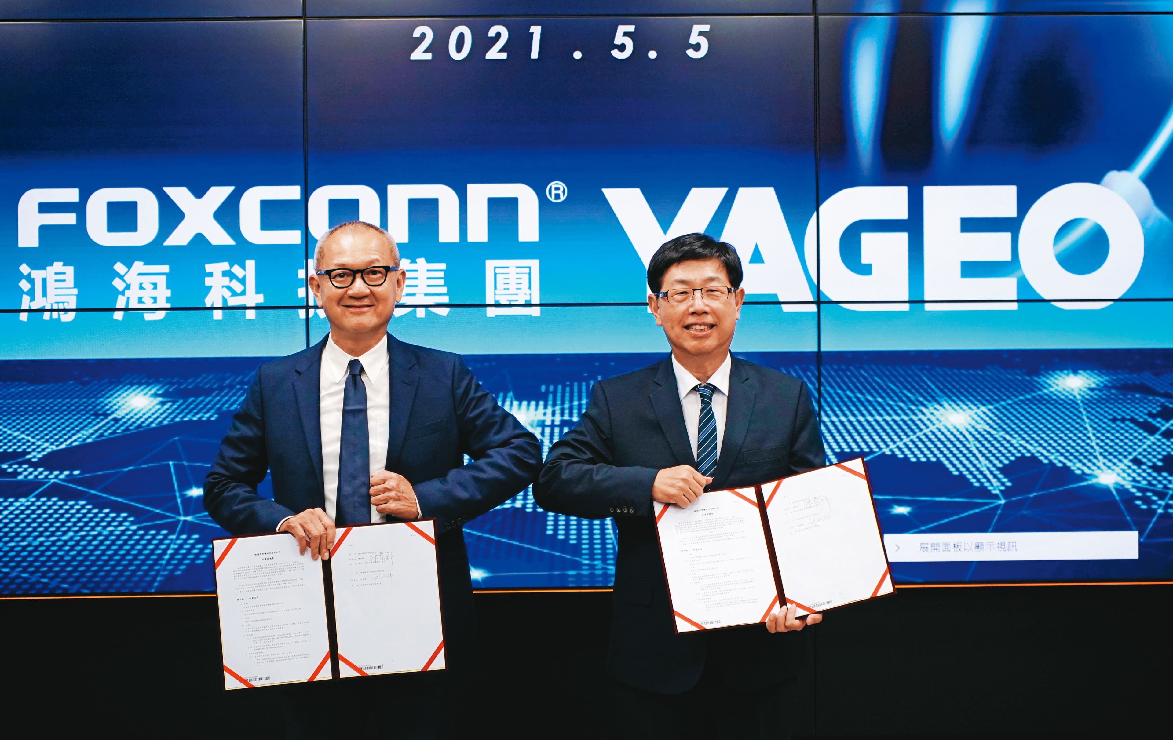 鴻海董事長劉揚偉（右）及國巨董事長陳泰銘（左）在2020年結盟後，雙雙對外表示看好低軌衛星與6G的結合，且將籌備布局。（鴻海、國巨提供）