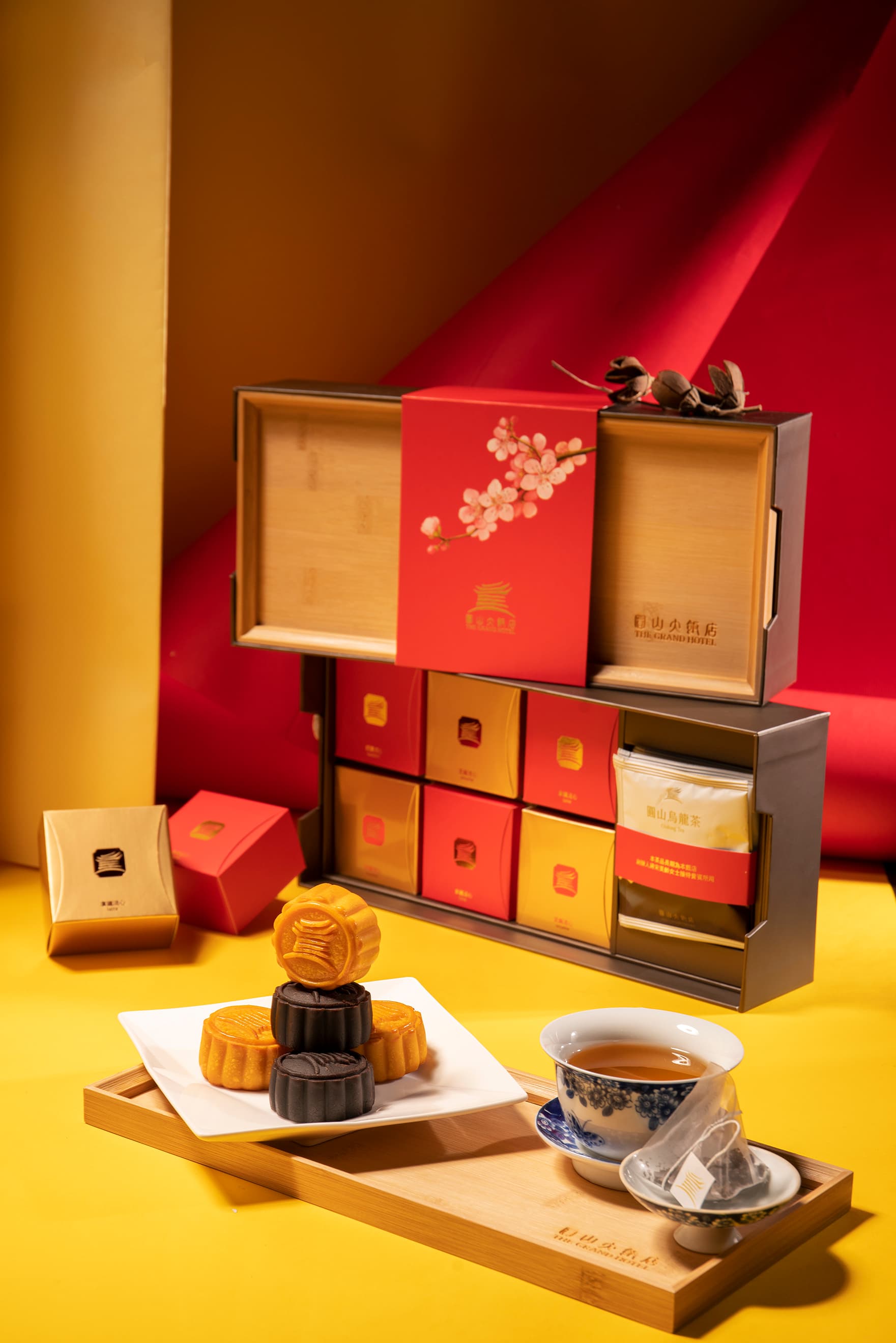 「圓山茗茶玉盤月餅」禮盒的上蓋是雷射刻印圓山LOGO的竹盤，可以當茶盤使用。（1,580元／盒）（圓山大飯店提供）