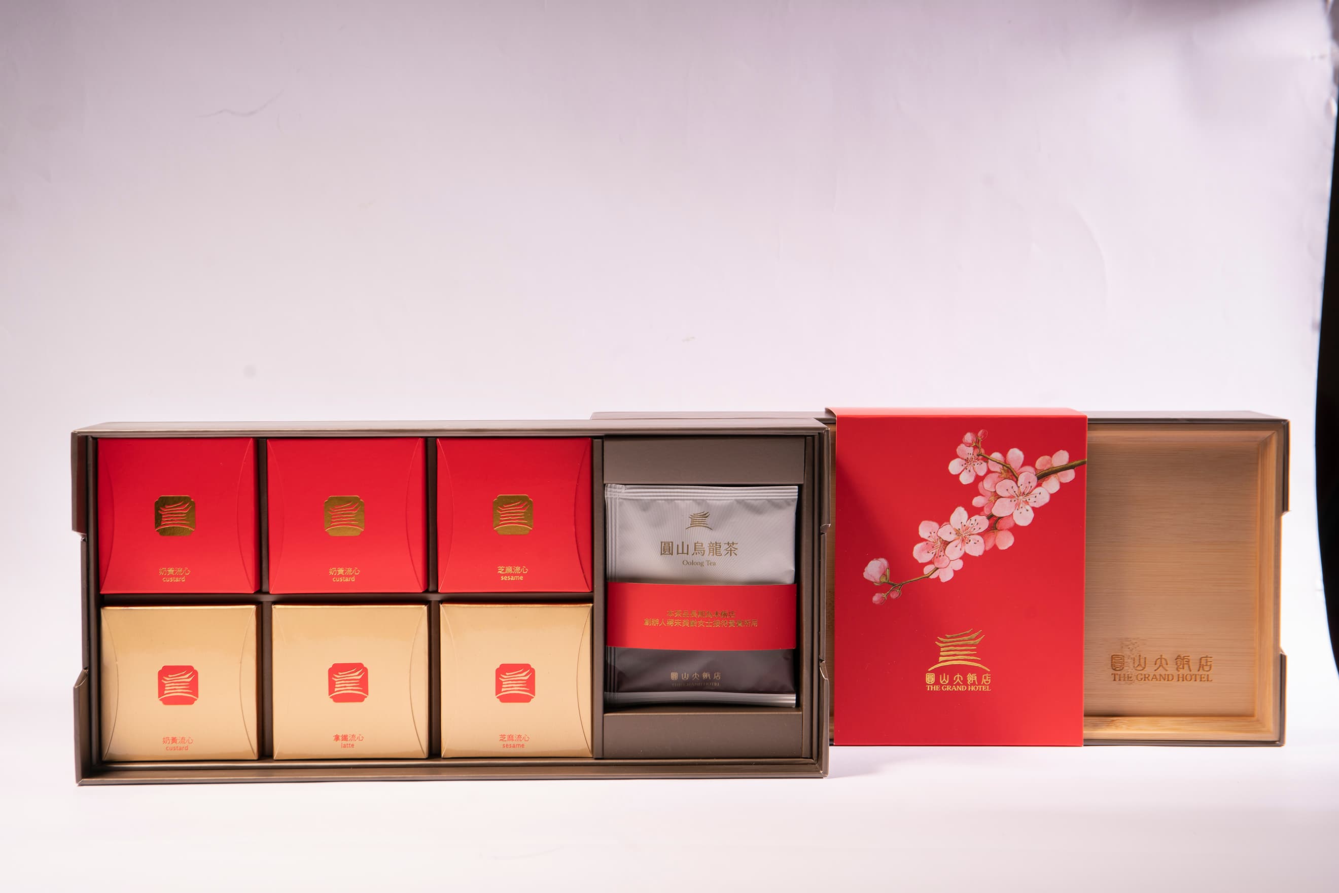 做成立體茶包的永安烏龍茶，與流心小月餅是最佳搭檔。（圓山大飯店提供）