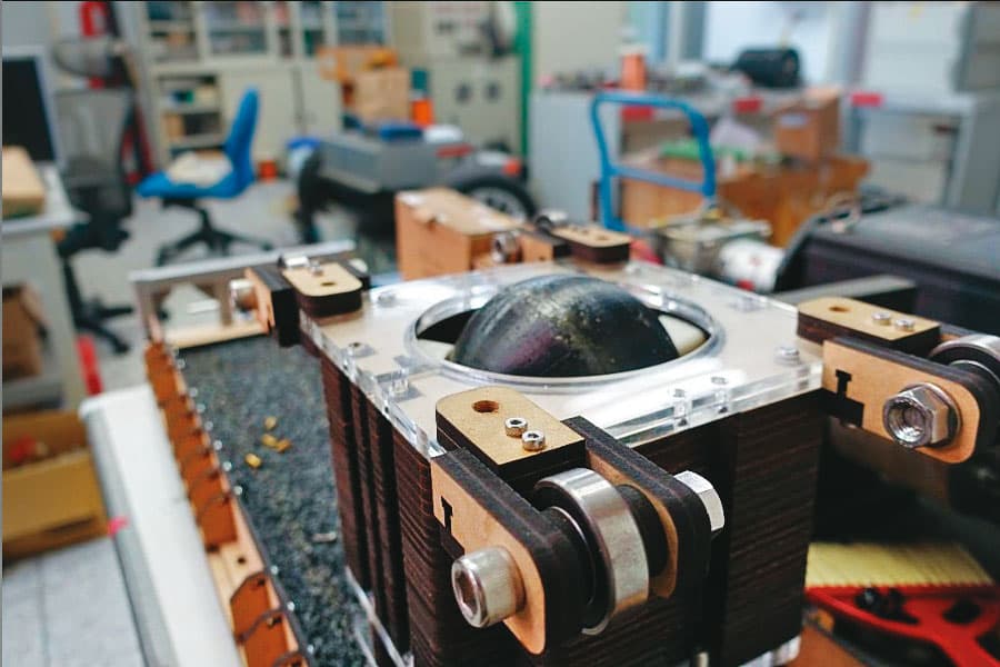 成立僅2年的新創公司張量科技，研發出比傳統衛星馬達輕巧許多的「球型馬達」，引發市場高度關注。（翻攝張量科技IG）