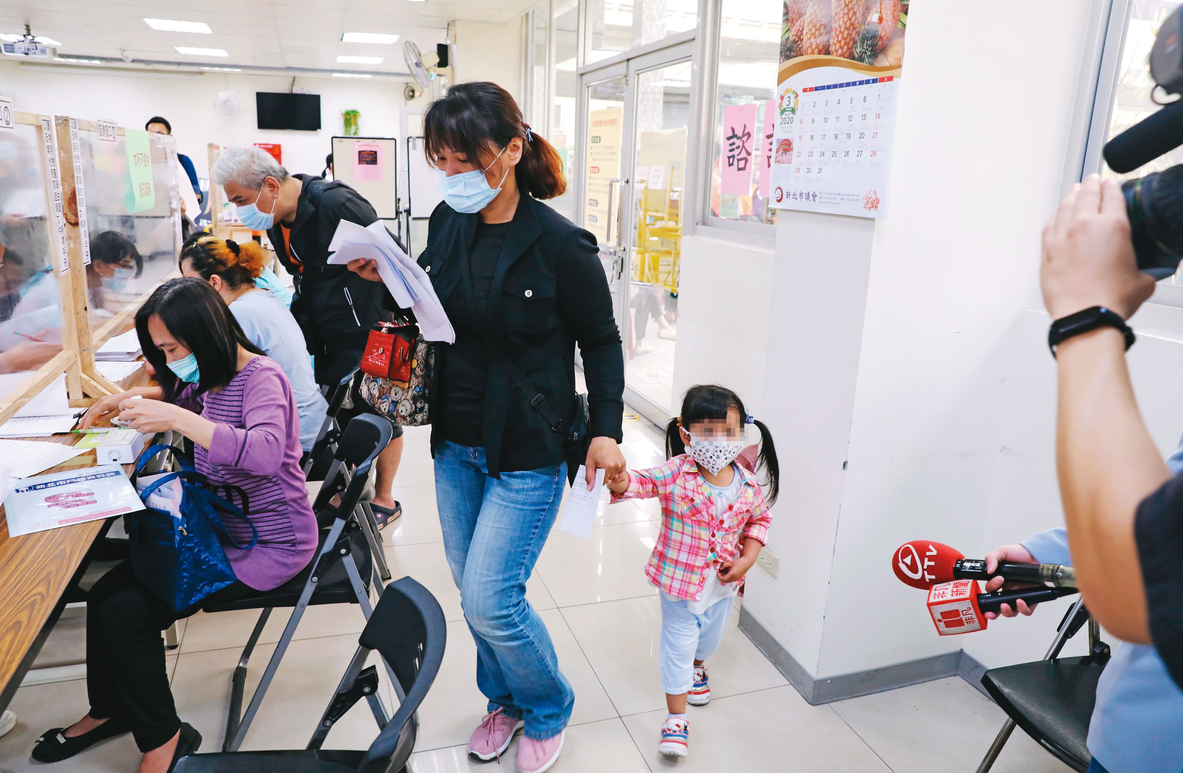 年幼的孩子停課,家長只得請假在家照顧,或帶著孩子辦事、上工。