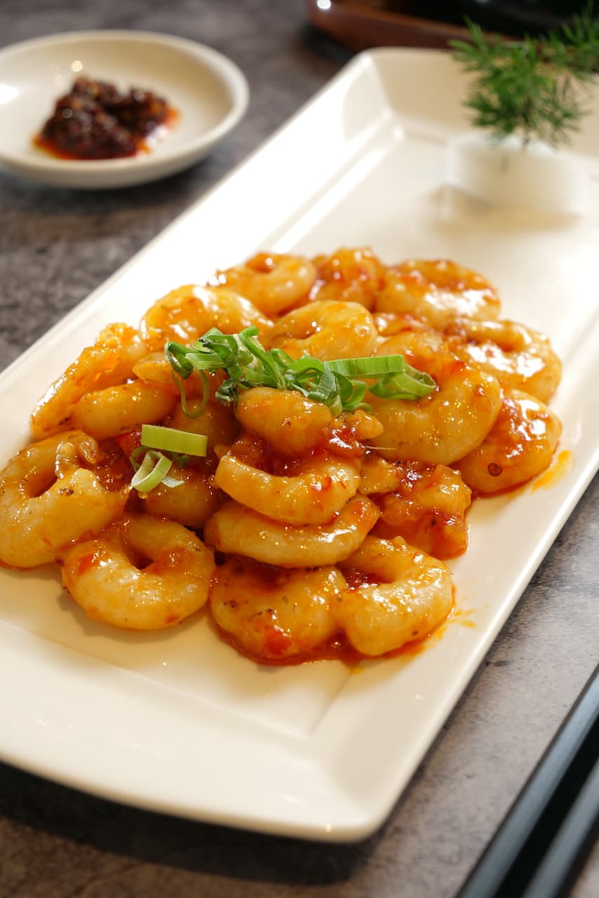 樂天皇朝的「乾燒蝦仁」，鑊氣騰騰，酸甜彈脆。（420元／份）