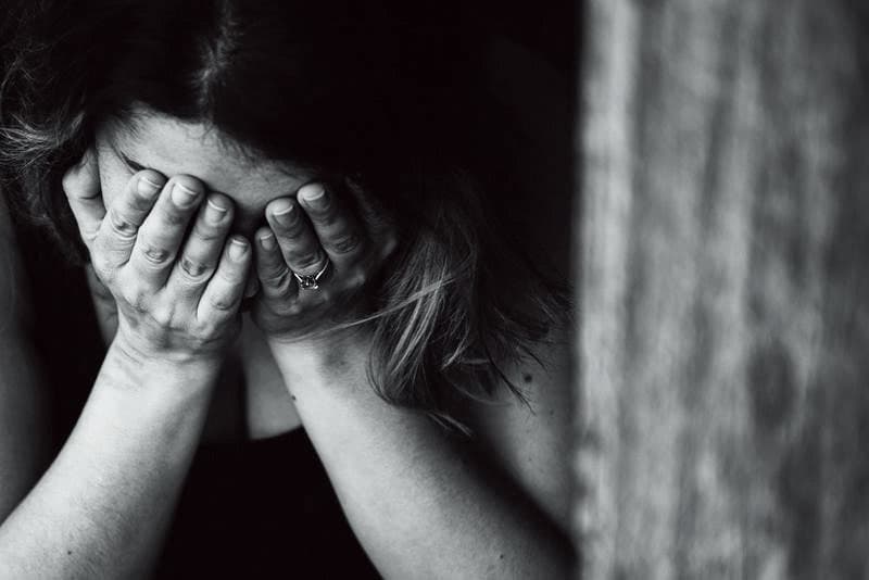 女記者發現何宗諭劈腿,十分傷心。(示意圖,取自pexels)