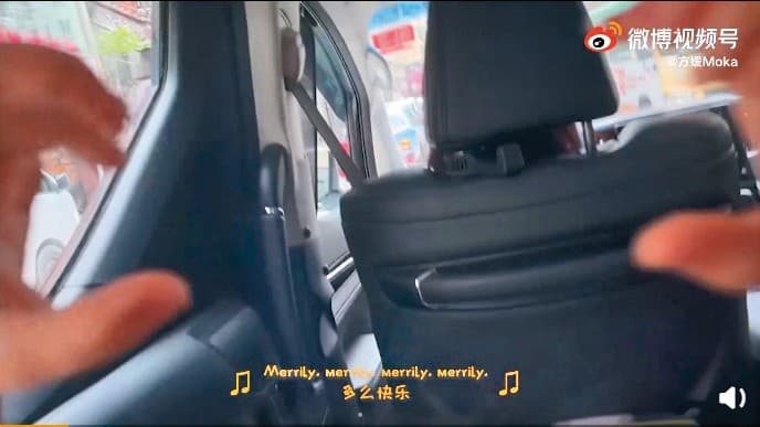 日前方媛帶女兒赴上海會合郭富城,分享的登機影片卻被發現搭經濟艙,引起外界批評郭富城「小氣」。(翻攝自方媛Moka微博)