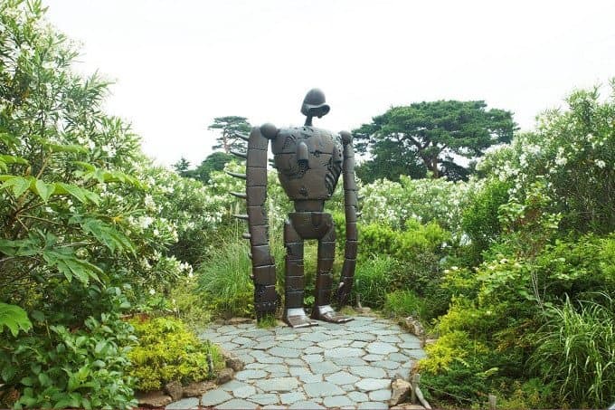 吉卜力美術館頂樓《天空之城》的機器人兵是打卡聖地。(翻攝furusato-tax.jp)
