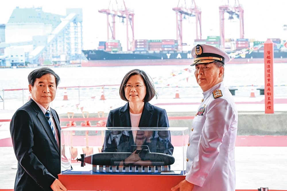 蔡總統上任後宣示國防自主政策,潛艦國造是提升海軍不對稱戰力的關鍵,圖為蔡總統2019年出席「潛艦國造廠房」破土典禮。(海軍提供)