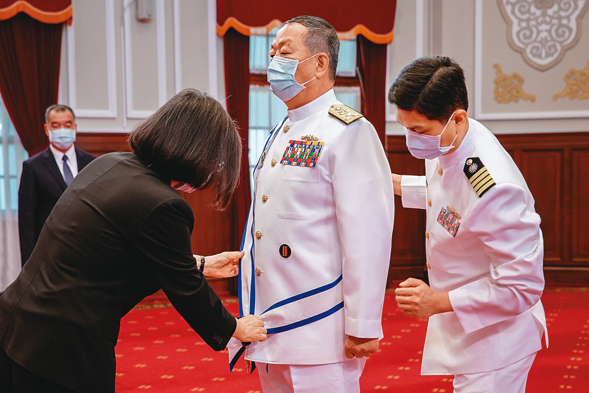 剛從參謀總長軍職退伍,黃曙光(右2)仍被寄與重任,內定9月出任國安會諮詢委員。圖為蔡總統(左1)6月在總統府親自為他授勳。(總統府提供)