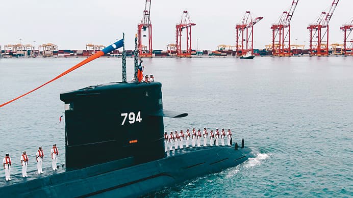 台海部署潛艦,對中共突破海峽攻台,甚至到太平洋作戰略包圍將是一大威脅,黃曙光認為,美軍出不出兵助台,台灣應有「矛與盾」2套防衛思維。(軍聞社)