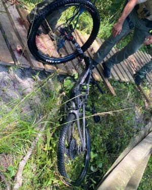 男子遺留在現場的腳踏車。(翻攝《紐約郵報》New York Post)
