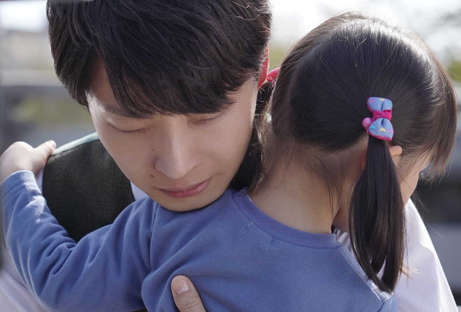 星野源在《罪之聲》飾演擁有美滿家庭的裁縫師,小女孩看到小栗旬眼冒愛心讓他很失落。(車庫娛樂提供)