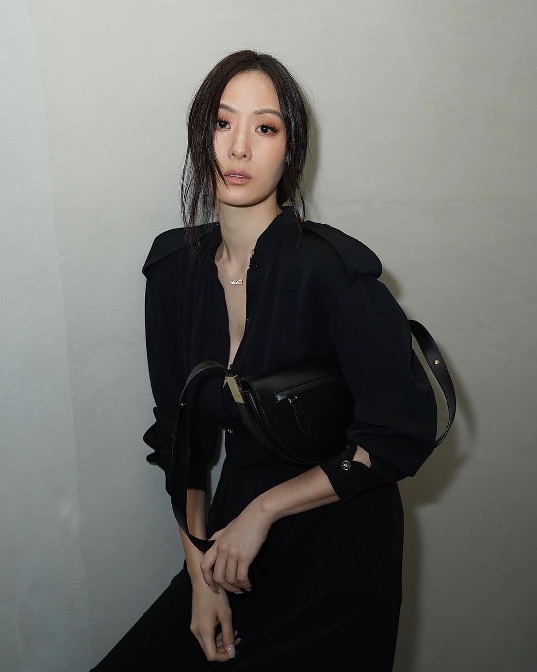孫芸芸微亂的髮絲傳達了隨性感,一身黑色look讓手上的Olympia更顯俐落。(翻攝自孫芸芸IG)
