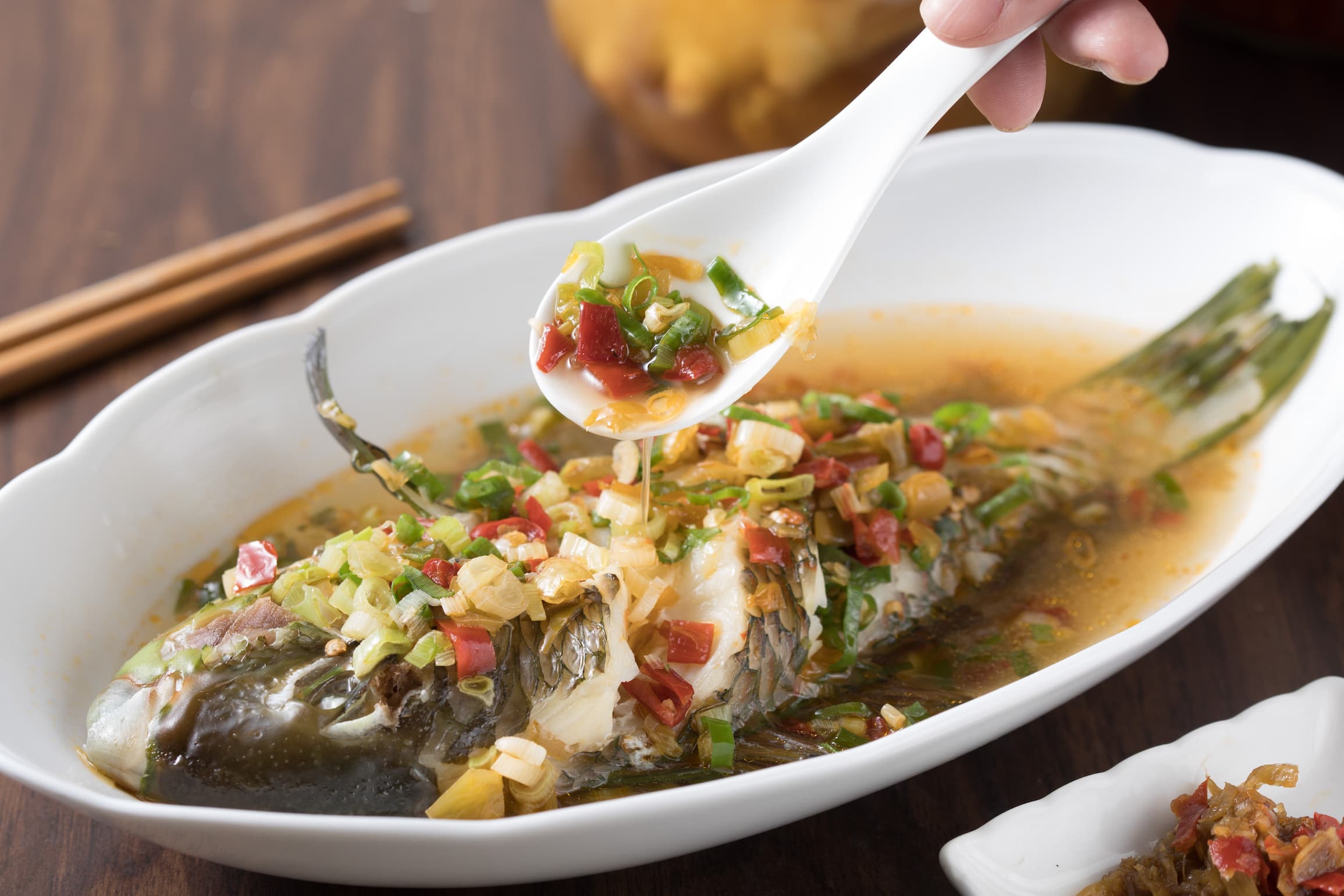湖南風味的「剁椒魚」捨棄魚頭,改用肉質鮮甜的遠洋海鮮。(時價)