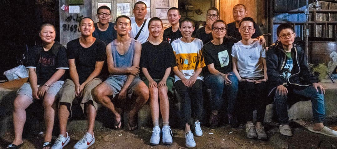 周冬雨（前排左4）為《少年的你》剃光頭，導演曾國祥（前排左2）、男主角易烊千璽（前排左3）和攝影師余靜萍（前排右3）等劇組人員都作陪。（翻攝自《少年的你》粉絲專頁）