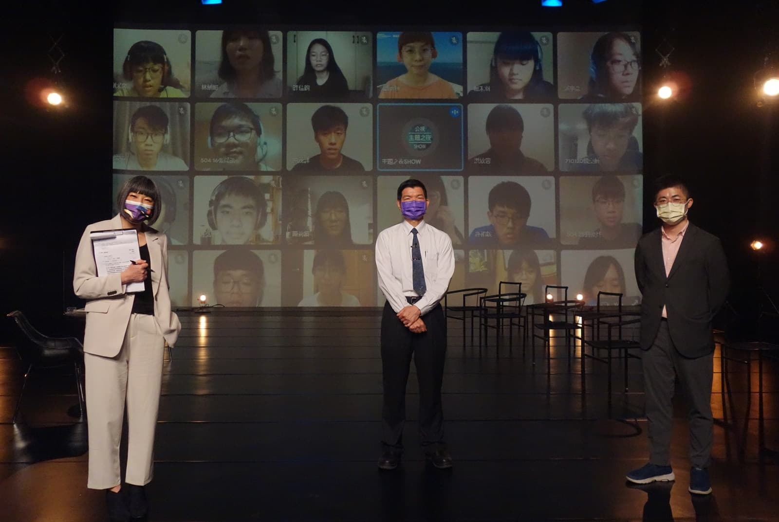 《公視主題之夜SHOW》映後論壇以《海洋大地震了嗎？》為題，邀媒體人范琪斐（左起）、中研院地球所研究技師林慶仁（中）與地球科普作家阿樹（右）等來賓，一起了解地震。（公視提供）