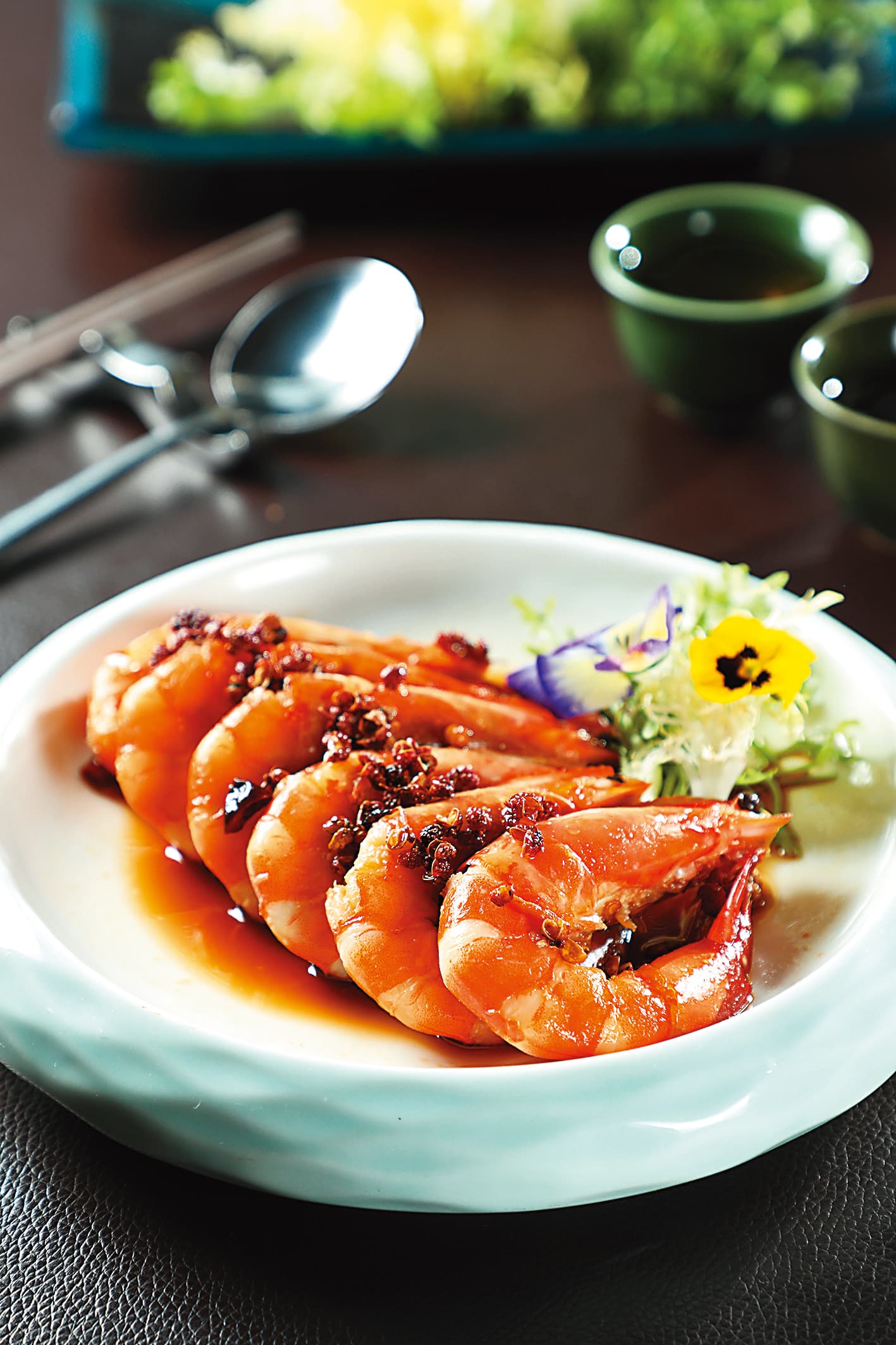 夜上海的涼菜分外精彩，「梅子酒香蝦」有酸甜也有花椒香氣。（320元／份）