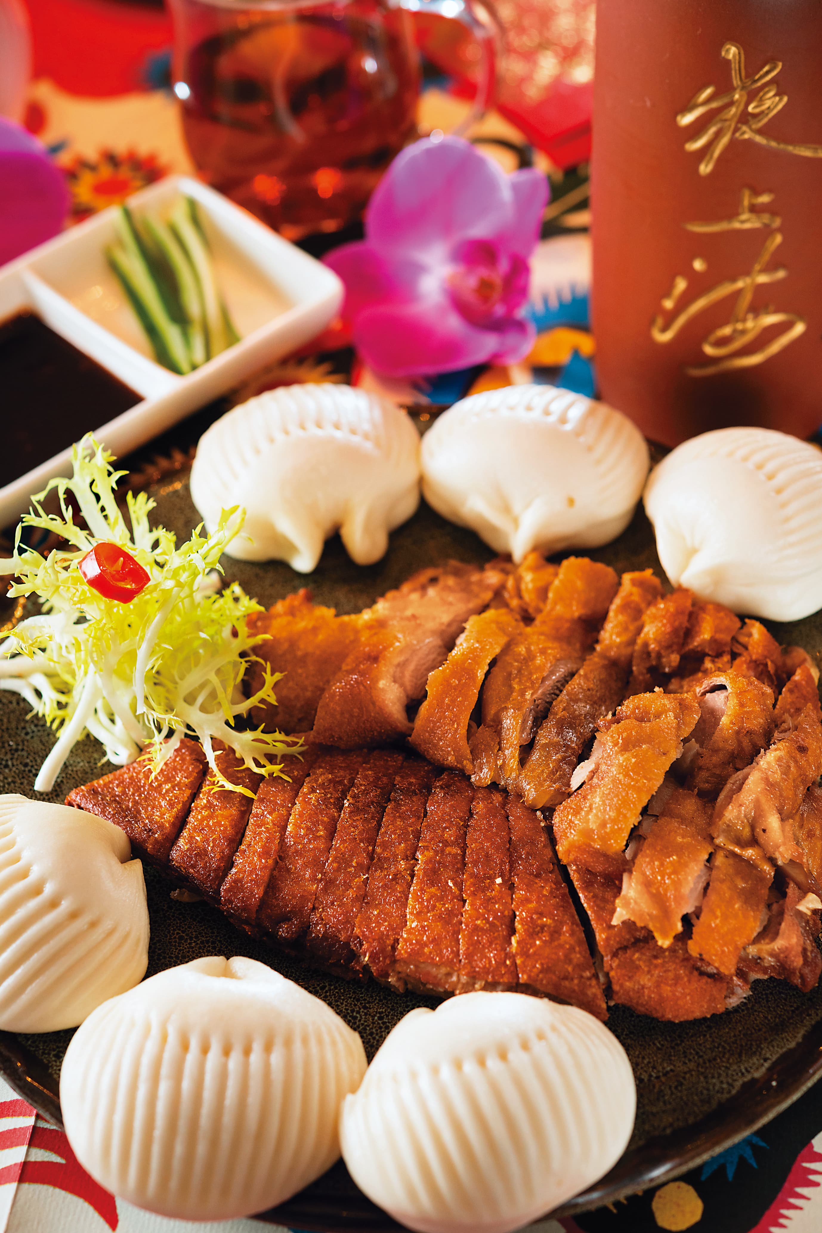 堪稱大菜的「香酥鴨半隻配荷葉餅」,鴨肉辛香濃郁,是很久沒吃到的好味道。(3,880元套餐主菜)