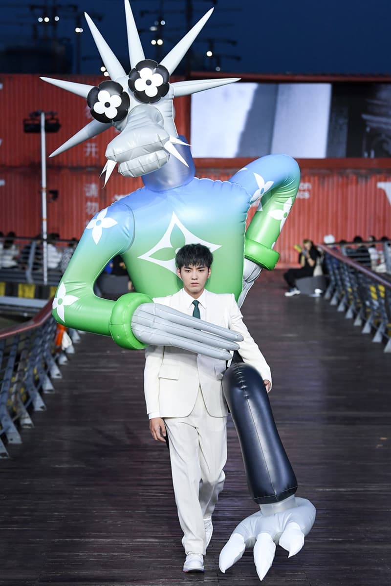 去年,吳亦凡在上海舉辦的LV 2021年春夏男裝大秀,風光壓軸,如今品牌公告暫停合作。 (翻攝自微博)