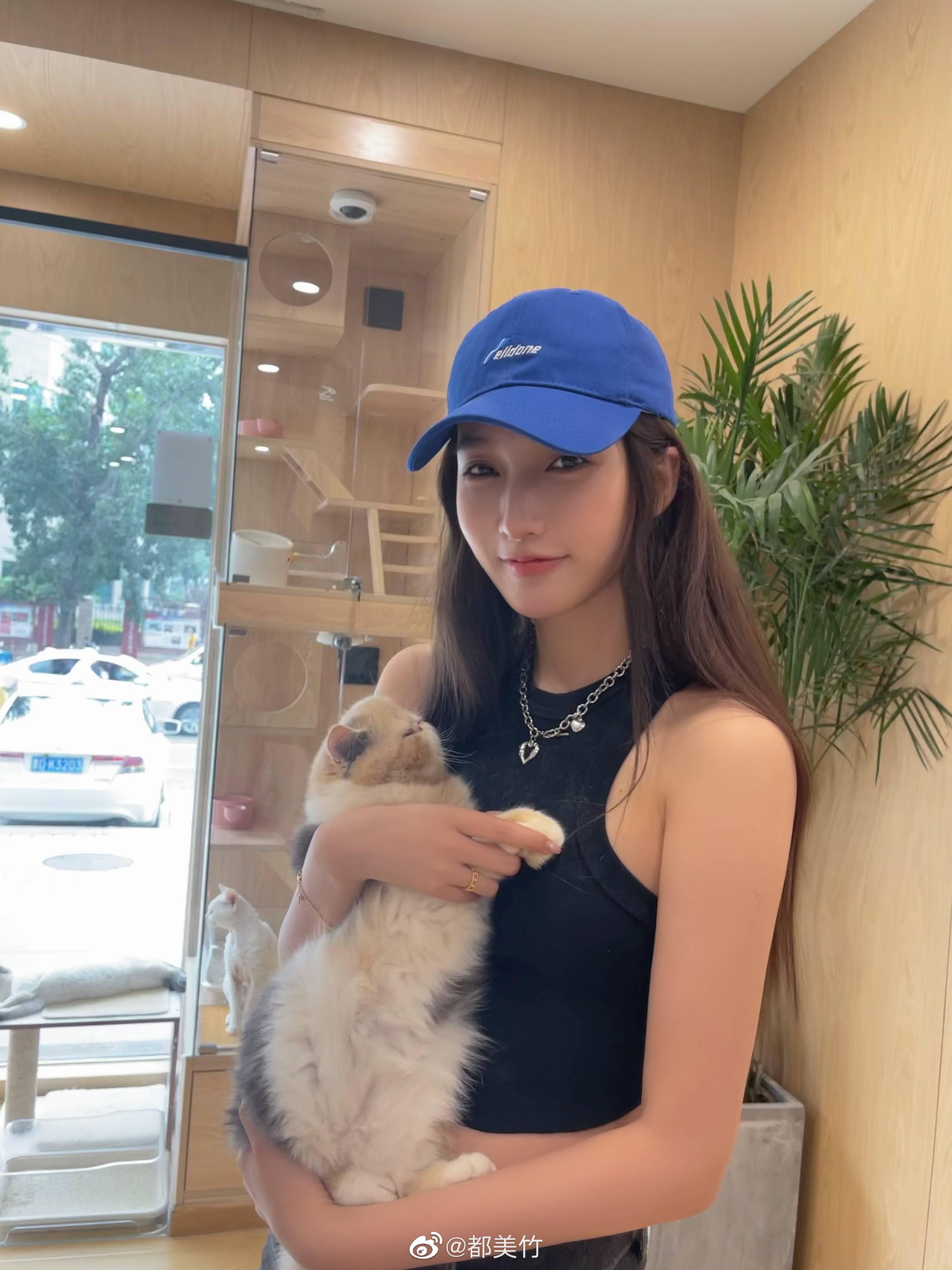 都美竹早在六月就透過友人陸續爆料,直至七月站出揭發吳亦凡惡行。(翻攝都美竹微博)