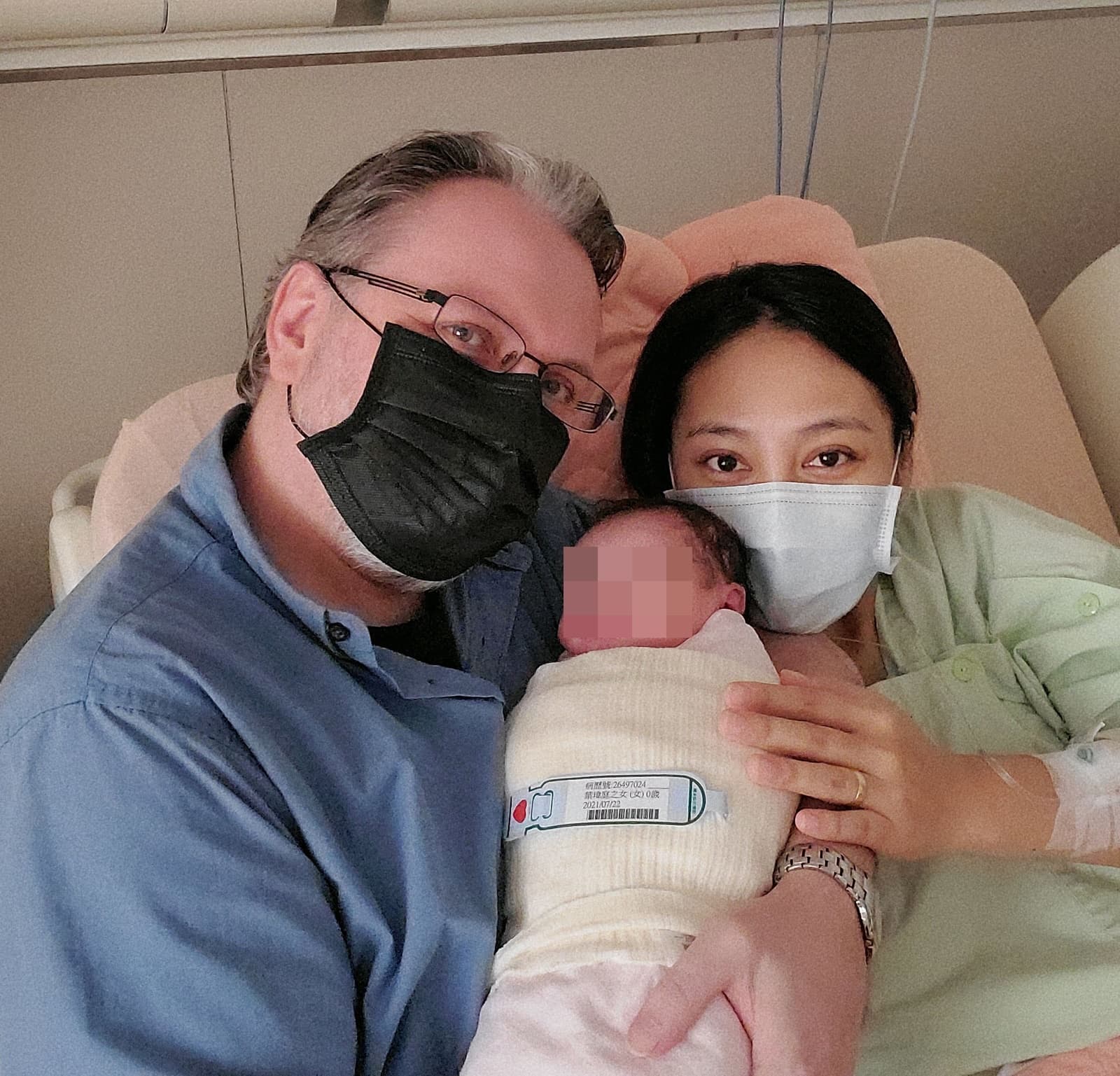 葉瑋庭順利生下寶貝女兒,外籍老公陪在一旁。(星光娛樂提供)