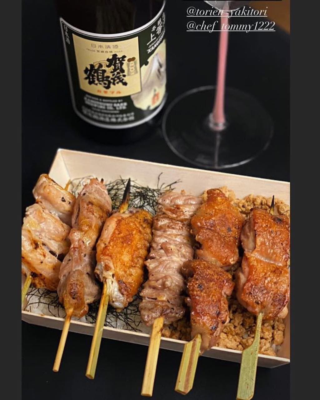 鳥苑地雞燒的燒鳥便當「燒鳥飯」,雞肉串烤得金黃恰恰好漂亮。(鳥苑地雞燒提供)