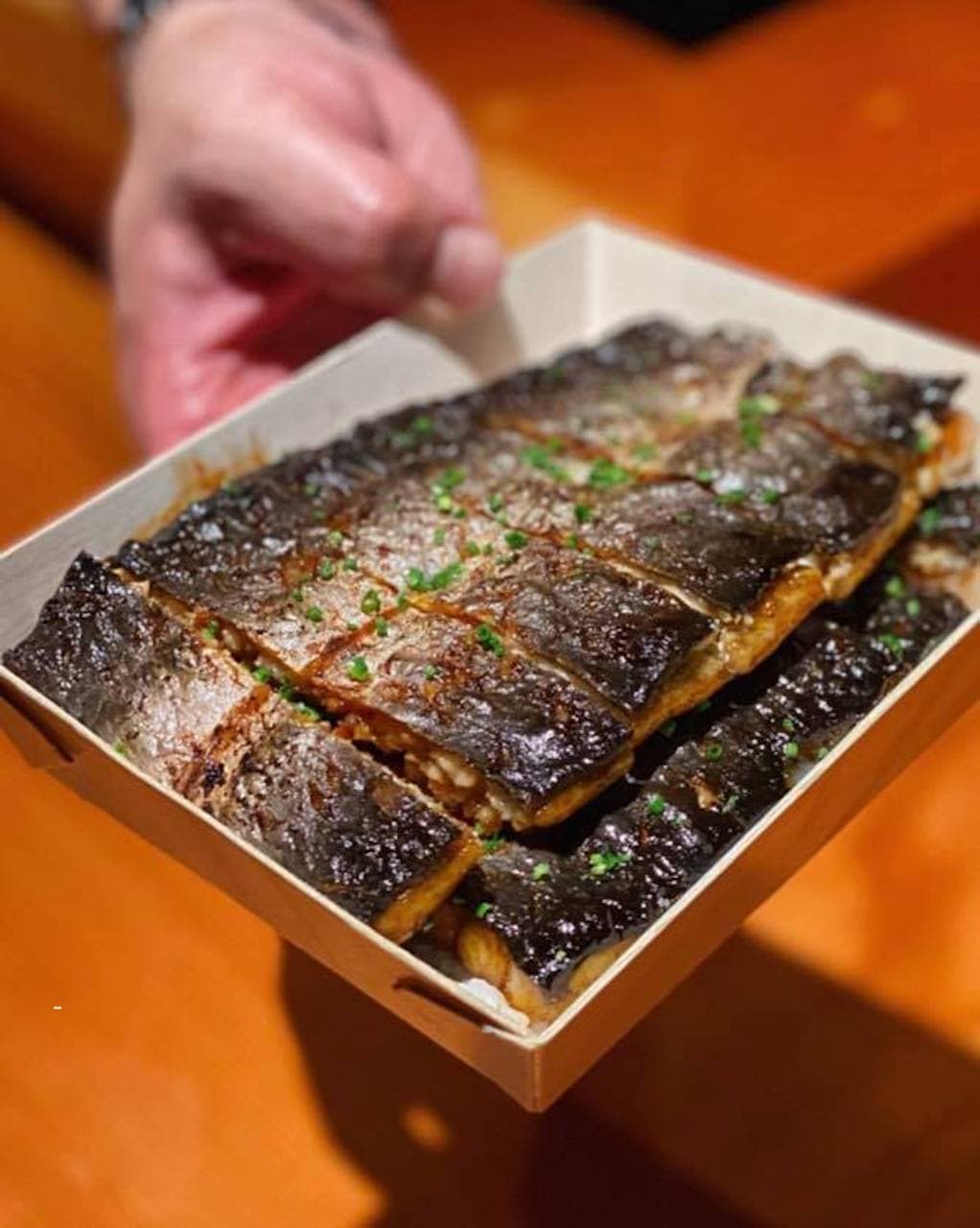 鳥苑地雞燒的「脆皮鰻魚飯」,料多到看不到飯。(鳥苑地雞燒提供)