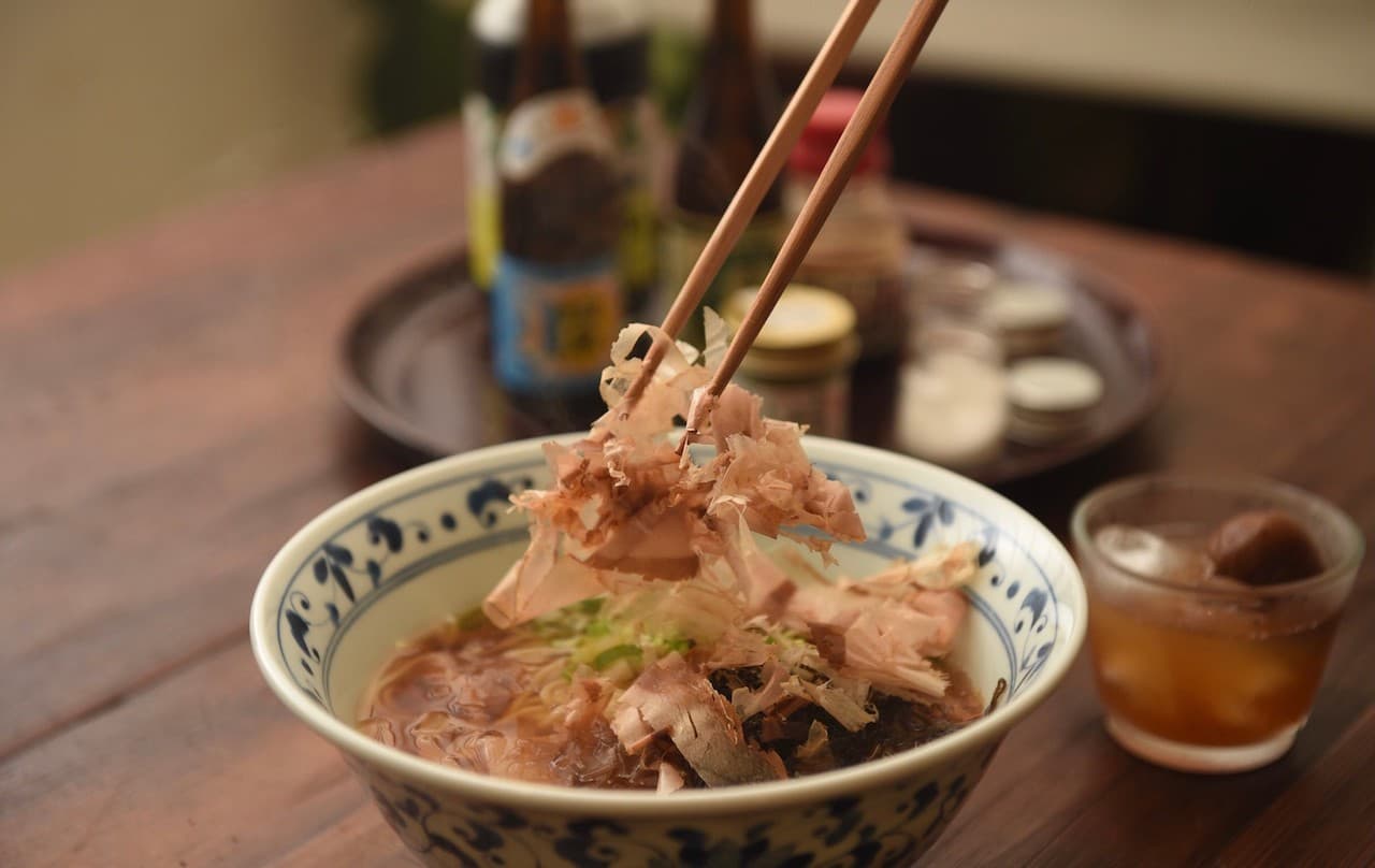在家吃拉麵,好處是想吃什麼都可以大加特加,我放了大把大把柴魚片,更顯濃厚和風。
