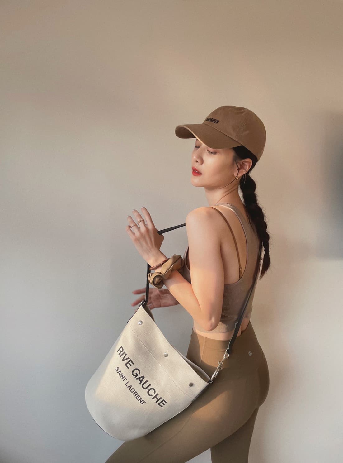 曾之喬穿上貼身瑜伽服飾搭配RIVE GAUCHE帆布水桶包,展現隨性的性感。(SAINT LAURENT提供)