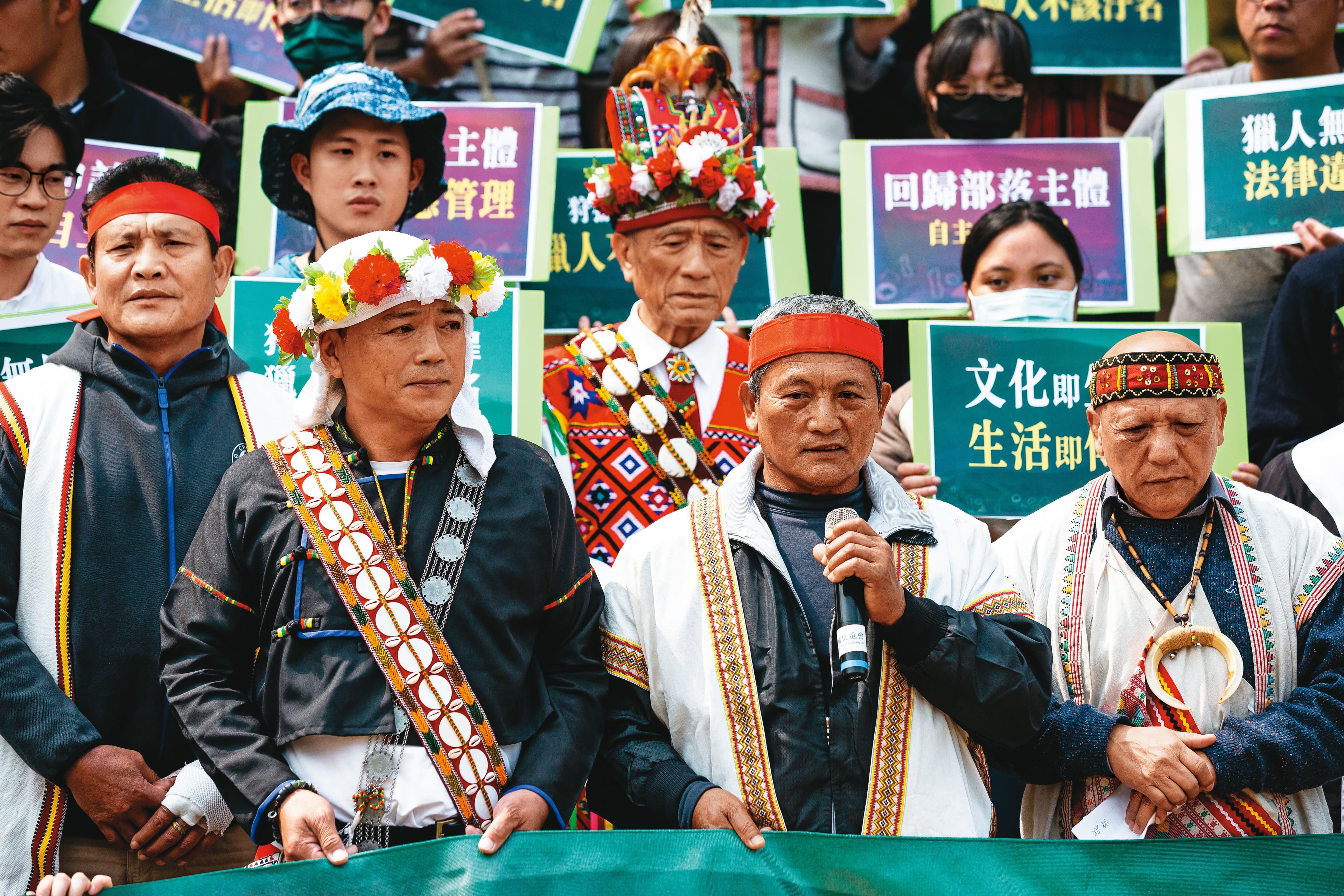 3月9日,王光祿(前右2)、潘志強(前左1)穿著各自族服,於憲法法庭發言。後排中為潘志強父親。