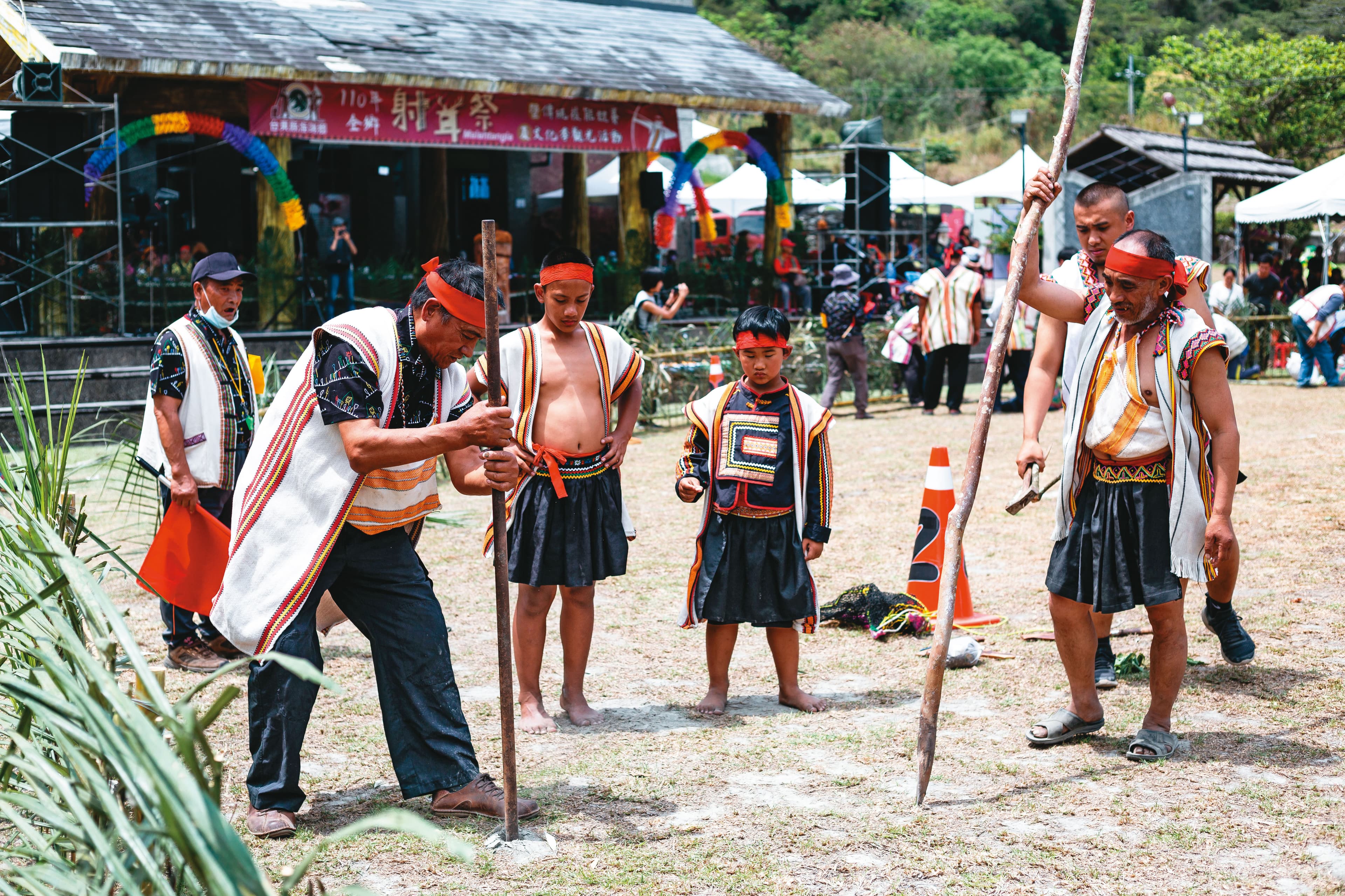 射耳祭是布農族每年最盛大的祭典活動,族人正在參加抓山豬、設陷阱比賽。