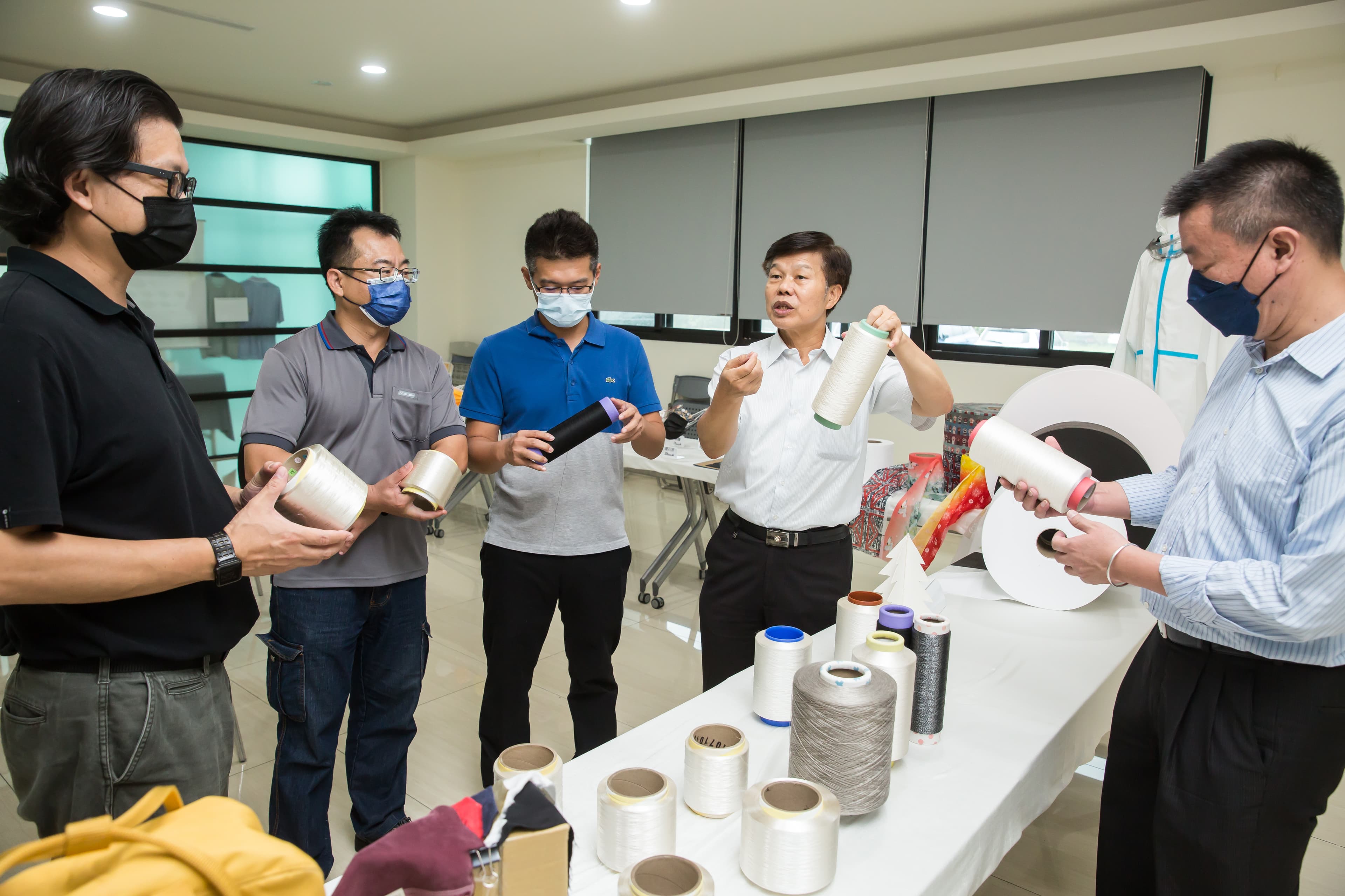 周文東(右2)帶領公司挺過風風雨雨,如今以產品多樣化往高端路線邁進。