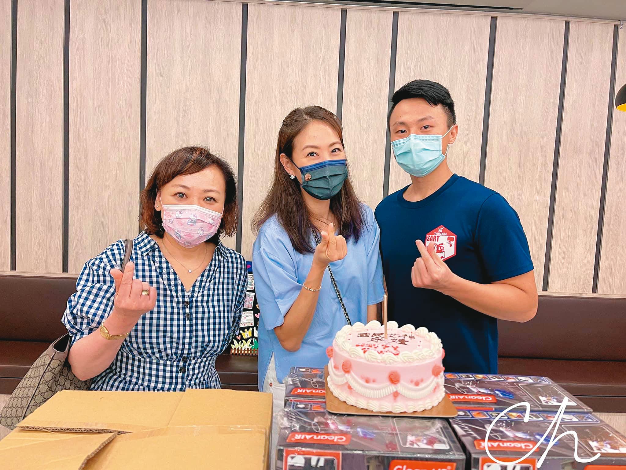 疫情趨緩，賈永婕（中）到台南跟最早私訊她HFNC很重要的吹哨人謝立韋（左）見面。（翻攝自賈永婕臉書）