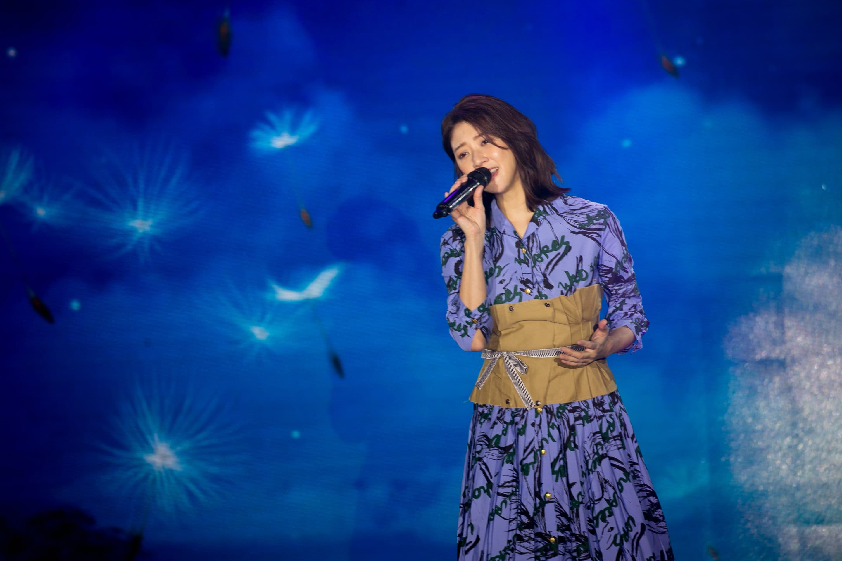 林逸欣在「家扶七十心無限音樂會」中,演唱自己第一首創作歌曲《蒲公英》,希望帶給大家溫暖。(家扶基金會提供)