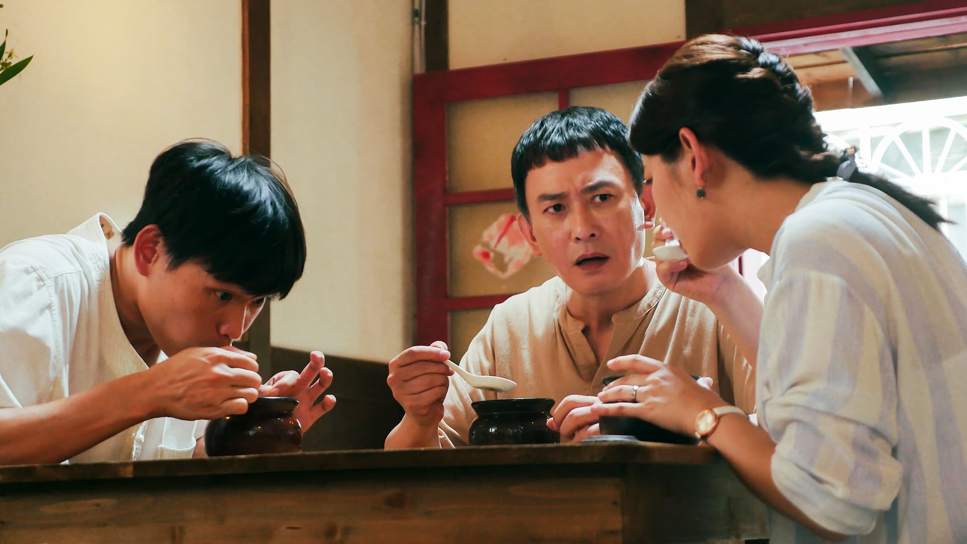 王識賢為戲中的兒子李玉璽煲天龍湯,修補父子關係。(東森、映畫提供)
