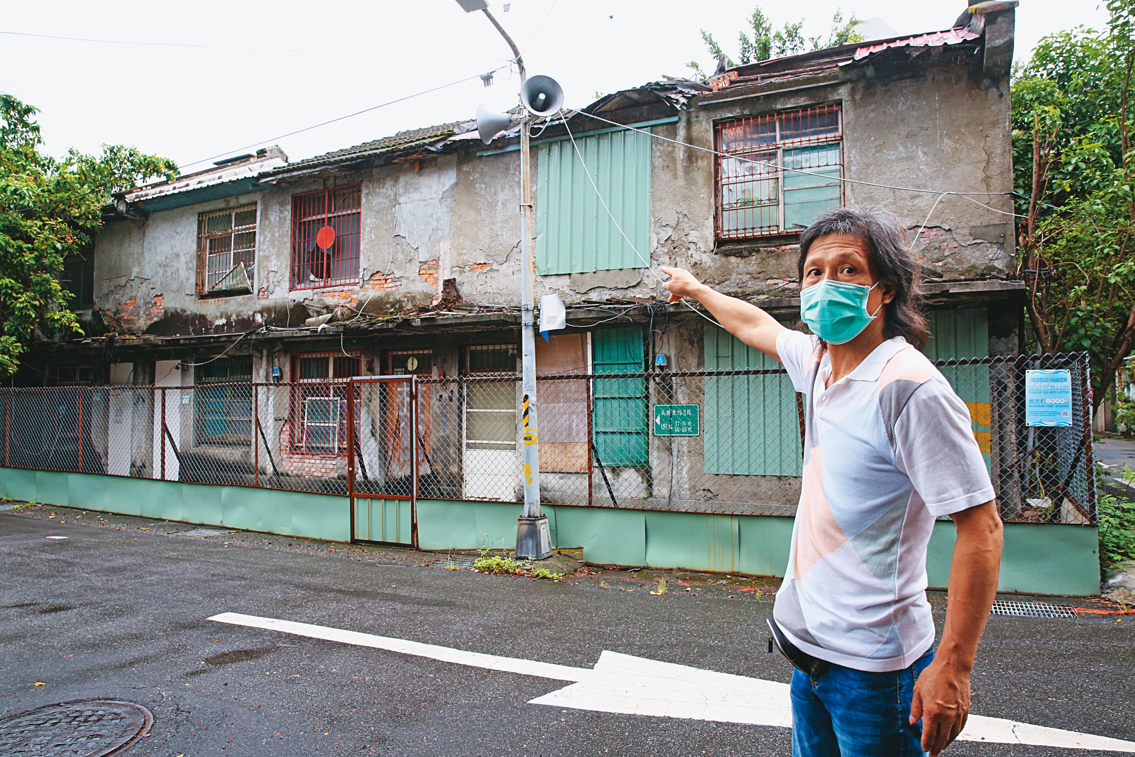在忠誠新村旁住了近50年的王先生,指著即將都更的忠誠新村,希望自己的家也能納入都更。