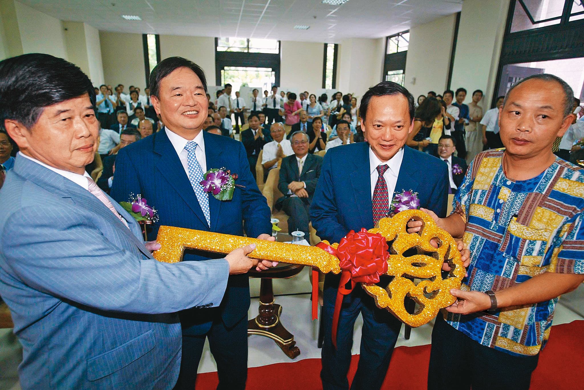 主導忠誠新村都更的巧洋建設董事長張敏雄(左)2005年與元利建設董事長林敏雄(左2)聯手都更,與當時台北市副市長葉金川(右2)合影。(聯合知識庫)