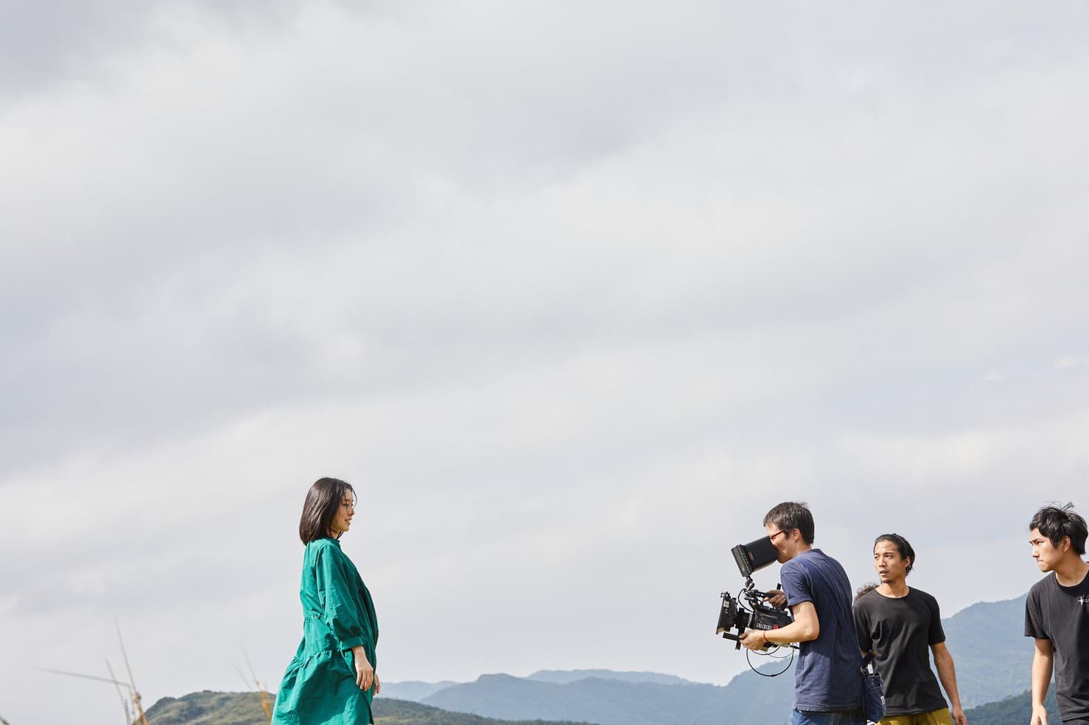 余靜萍(右三)也擔任微電影或MV導演,因此更能理解導演的心情。左為歌手白安。(余靜萍提供)