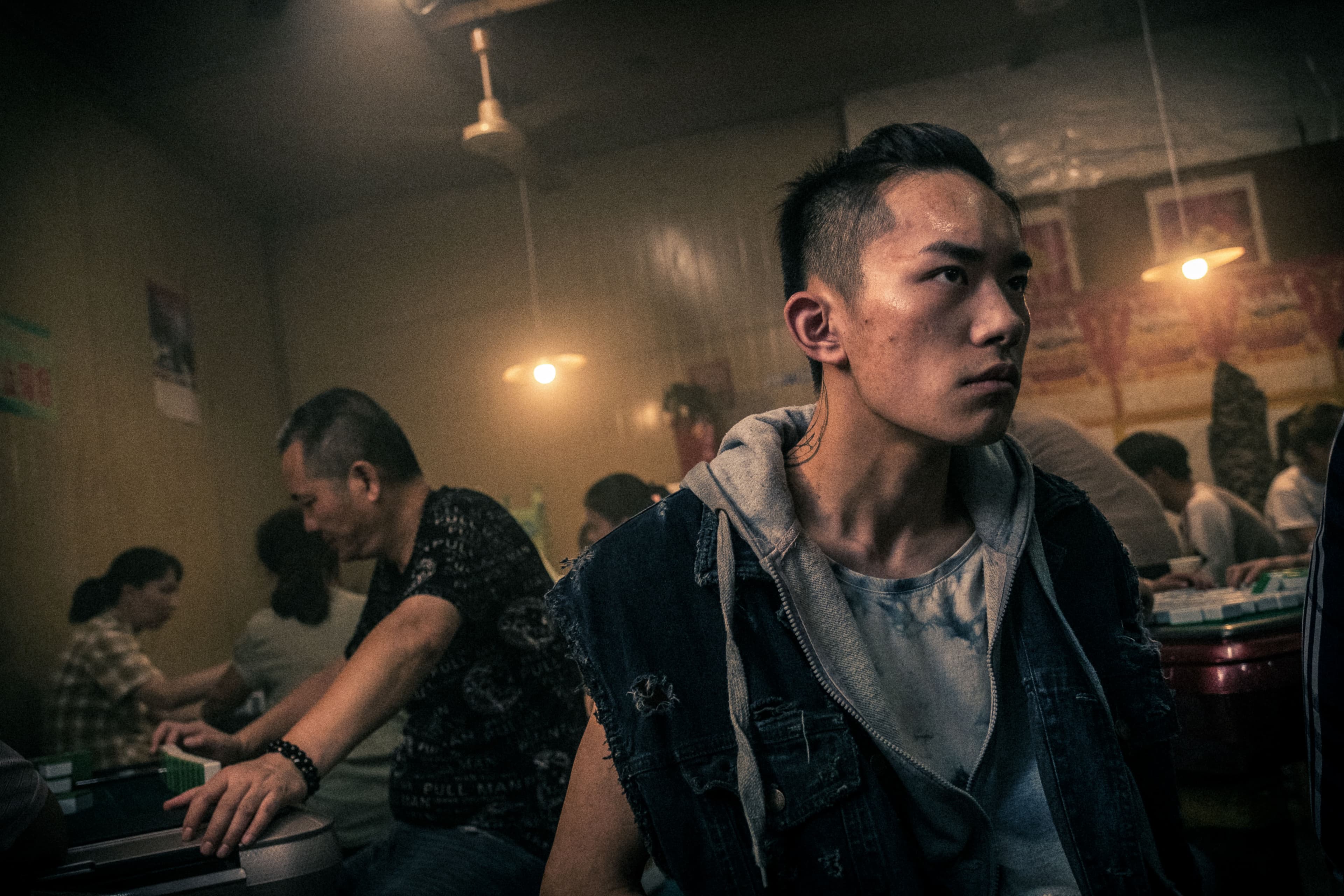余靜萍拍《少年的你》時以手持攝影機呈現角色的不安定感,右為男主角易烊千璽。(甲上娛樂提供)