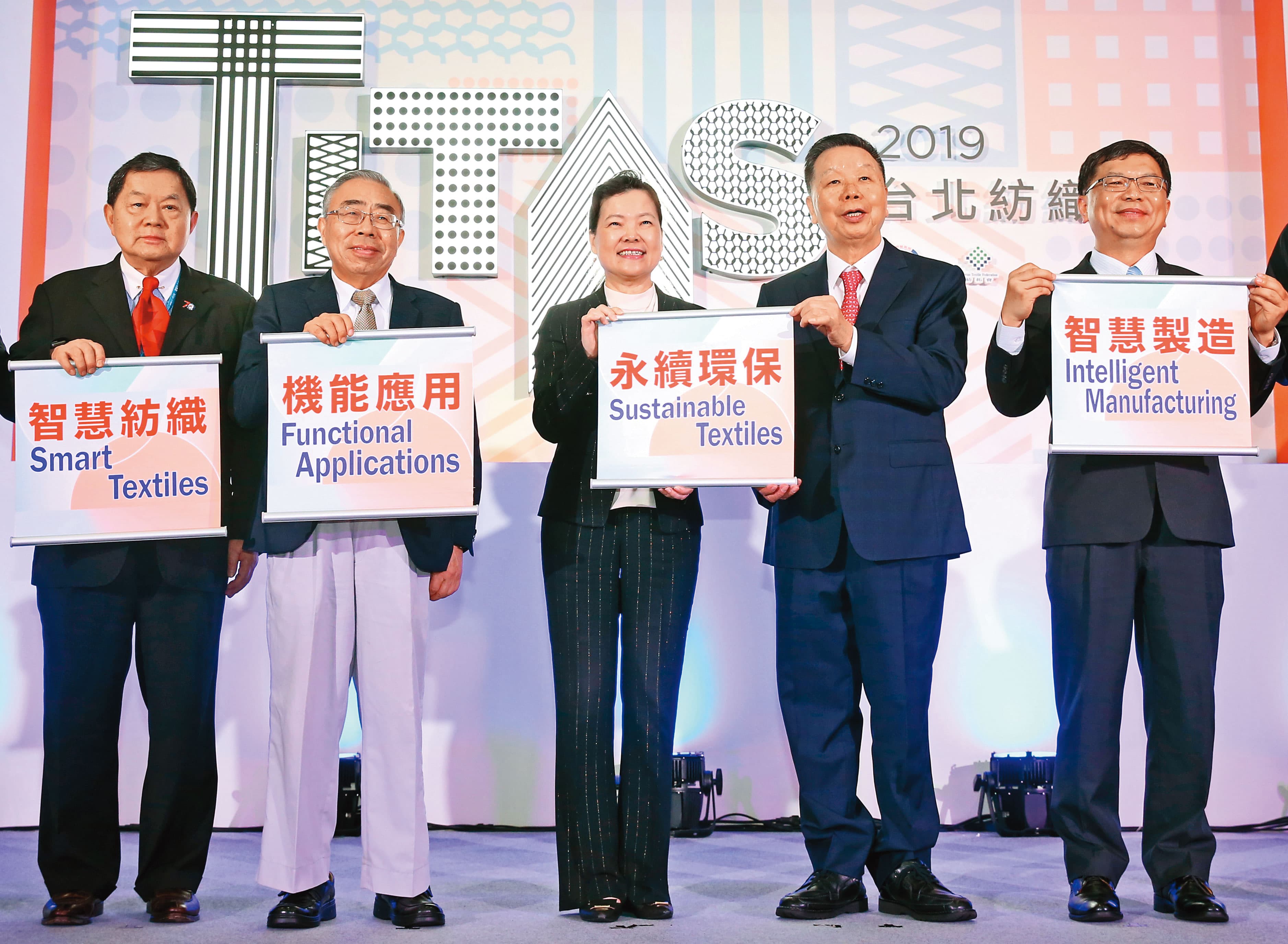 這幾年紡織業奮力轉型,朝智慧製造、機能應用、永續環保等方向邁進。圖為2019台北紡織展,(右起)李連權、詹正田、王美花、王文淵、徐旭東。